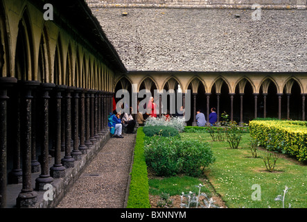 Persone, turisti, chiostro, chiostri e Le Mont Saint Michel, Cattolica, abbazia francese, Bassa Normandia, Francia, Europa Foto Stock