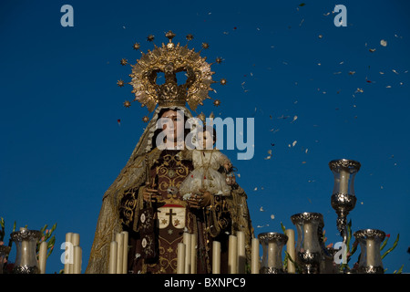 Una statua lignea della Vergine del Carmen è visualizzato pubblicamente durante una settimana Santa processione in Prado del Rey, Andalusia, Spagna Foto Stock