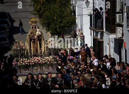 Una statua lignea della Vergine del Carmen è visualizzato pubblicamente durante una settimana Santa processione in Prado del Rey, Andalusia, Spagna Foto Stock