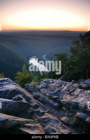 Picco di montagna vista panorama al tramonto con il fiume e gli alberi da Delaware Water Gap, Pennsylvania. Foto Stock