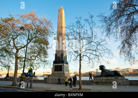 Cleopatra Needle sulla Victoria Embankment accanto al fiume Thames, London, Regno Unito Foto Stock