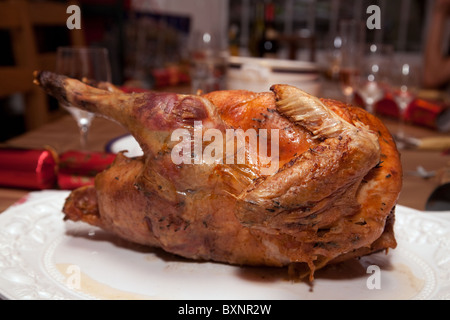 Il tacchino arrosto in attesa di essere intarsiato alla cena di Natale tabella, LONDON REGNO UNITO Foto Stock