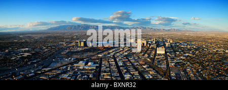 Las Vegas Antenna con panorama dello skyline della città e montane e strade. Foto Stock