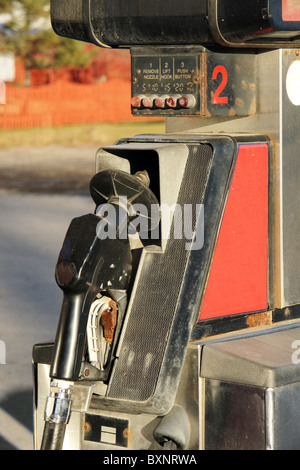 Vecchio arrugginito e sporco gas pompa verticale di close-up. Foto Stock