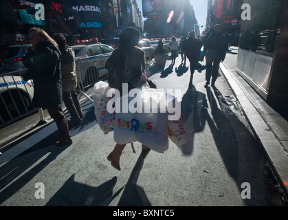 Last minute Christmas Shopper in Midtown Manhattan a New York Venerdì, Dicembre 24, 2010. (© Richard B. Levine) Foto Stock
