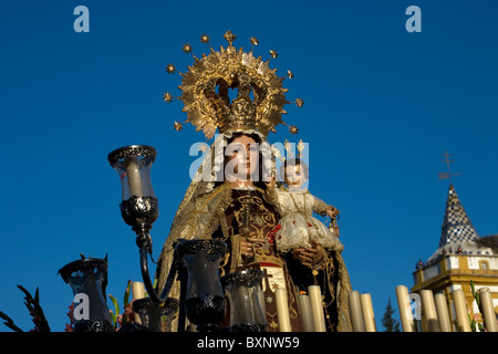 Una statua lignea della Vergine del Carmen è visualizzato pubblicamente durante una settimana Santa processione in Prado del Rey, Andalusia, Spagna Foto Stock