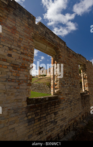 Rovine a Port Arthur come visto attraverso la finestra aperta di uno degli edifici abbandonati. Foto Stock