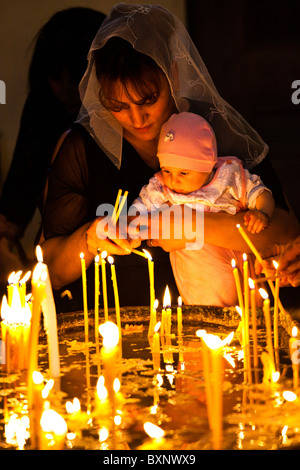 Accendendo candele, Cattedrale di Mayr Tacher a Echmiadzin vicino a Yerevan Armenia Foto Stock