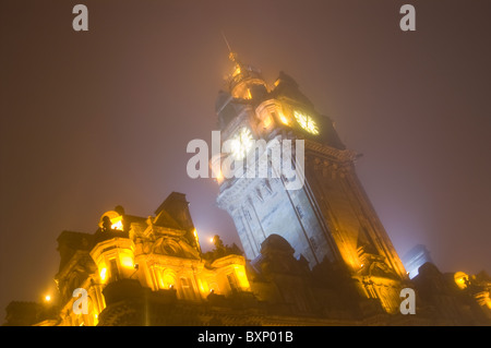 Stazione ferroviaria di Waverley, Edimburgo, Scozia,UK di notte con la nebbia Foto Stock