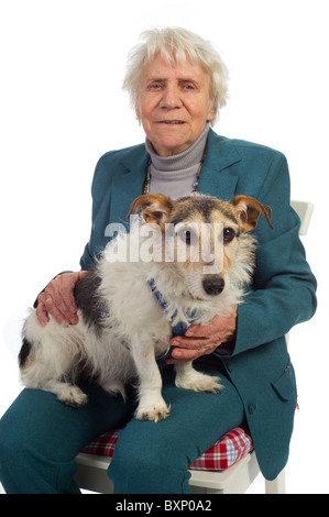 Donna anziana con il suo Jack Russel cane Foto Stock