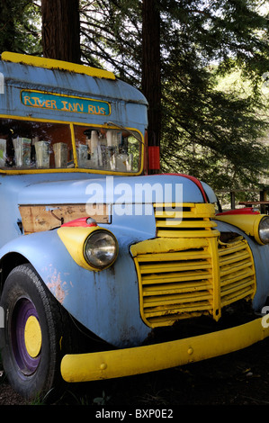 Vecchio bus antico convertito in una caffetteria cafe bar presso il fiume Inn Big Sur la Pacific Highway one 1 California surf cultura Foto Stock