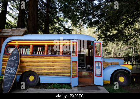 Vecchio bus antico convertito in una caffetteria cafe bar presso il fiume Inn Big Sur la Pacific Highway one 1 California surf cultura Foto Stock