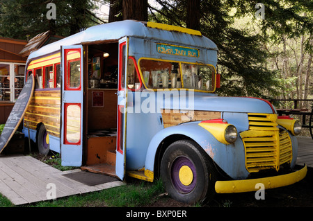 Vecchio bus antico convertito in una caffetteria cafe bar presso il fiume Inn Big Sur la Pacific Highway one 1 California surf cultura Foto Stock