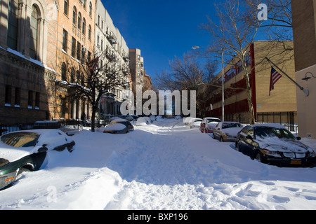 Vetture sepolto nella neve sulla West 105Street a New York City dopo un blizzard oggetto di dumping più di due metri di neve sulla città Foto Stock