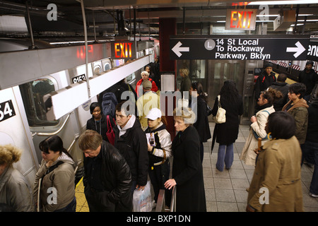 I passeggeri sulla metropolitana di New York, New York City, Stati Uniti d'America Foto Stock