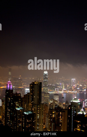 Il fantastico skyline di Hong Kong come si vede dal picco belvedere di notte. Imponenti strutture includono la ifc torri Foto Stock