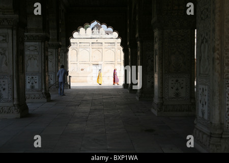 Vista del signore in sari attraverso archi in marmo nel Diwan-i-Khas, sala dell'udienza privata, Red Fort di Delhi, India del Nord Foto Stock