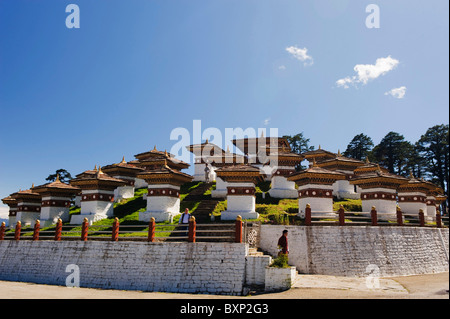 Sito di 108 chortens costruito nel 2005 per commemorare la battaglia con militanti, Dochu La pass (3140m), Bhutan, Asia Foto Stock