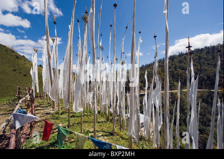 Orazione funebre bandiere a Pele La pass (3420m), la Montagna Nera, Bhutan Asia Foto Stock