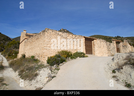 Ripristinato finca qui di seguito le rovine del castello di fo Costurera, nr Balones, Vall de Seta, Provincia di Alicante, Comunidad Valenciana, Spagna Foto Stock