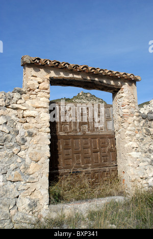 Vista di rovine di castilo de Costurera da una finca, nr Balones, Vall de Seta, Provincia di Alicante, Comunidad Valenciana, Spagna Foto Stock