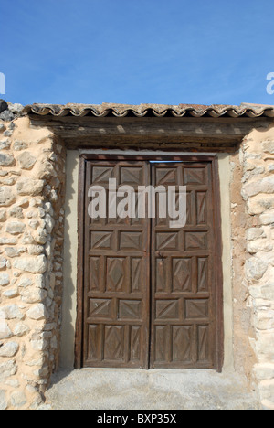 Porte di legno intagliato di finca restaurata, nr Balones, Vall de Seta, Provincia di Alicante, Comunidad Valenciana, Spagna Foto Stock