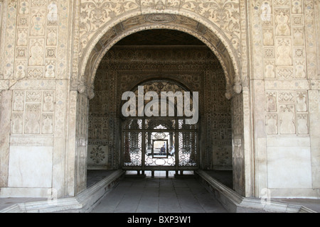 Vista attraverso le arcate in marmo presso il Forte rosso Lal Qila, Delhi, India settentrionale Foto Stock