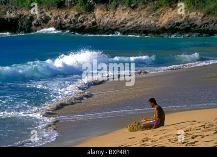 1, uno, uomo adulto, nuotatore, nuoto, Anse de la Perle, spiaggia, vicino alla città di Deshaies, Basse-Terre Isola, Guadalupa, French West Indies, Francia Foto Stock