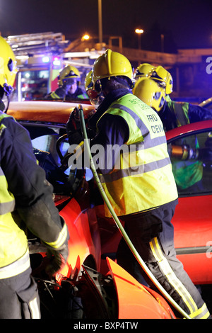 Ingranaggi di taglio essendo utilizzato in un crash scena Foto Stock