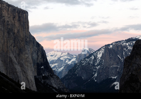 Yosemite Valley come si vede dalla vista di tunnel con el capitan e half dome sunset Foto Stock