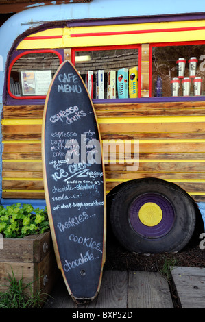 Vecchio bus antico convertito in una caffetteria cafe bar presso il fiume Inn Big Sur la Pacific Highway one 1 California surf cultura Foto Stock