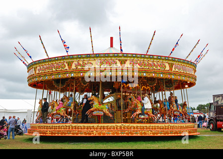 A merry-go-round di una vendemmia fiera del divertimento nel Wiltshire, Regno Unito Foto Stock