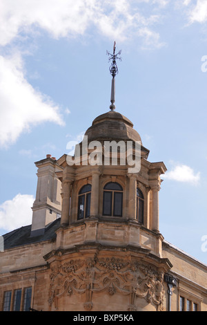 Banderuola su una guglia in pietra di torre con vecchio inglese guidato di Windows. Università di Oxford in Inghilterra Foto Stock