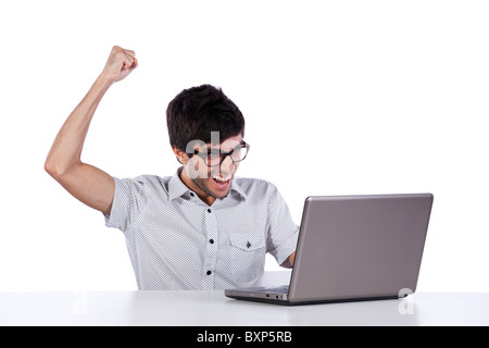 Giovane imprenditore moderno eccitato con il suo successo con il suo computer portatile Foto Stock