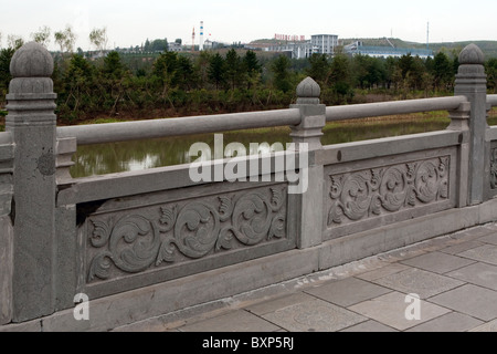 Ponte di Yungang Grotto, Cloud Ridge Grotta, buddista sculture in pietra, Northern Wei periodo, di Datong, Cina con carbone dietro di fabbrica Foto Stock