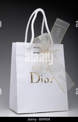 Christian Dior regalo bianco borsa di trasporto con archetto Foto Stock