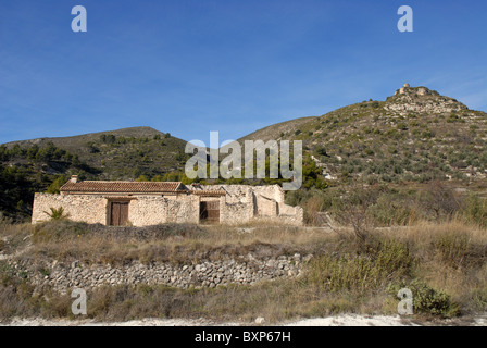 Finca restaurata e vista castilo de Costurera, nr Balones, Vall de Seta, Provincia di Alicante, Comunidad Valenciana, Spagna Foto Stock