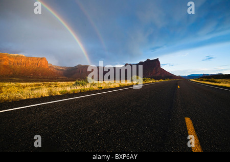 Autostrada 211, mesas, e un arcobaleno nel deserto del sudest dello Utah, Stati Uniti d'America. Foto Stock