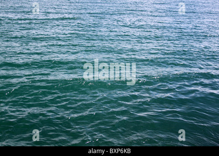 Calma onde sul profondo blu del mare in una giornata di sole Foto Stock