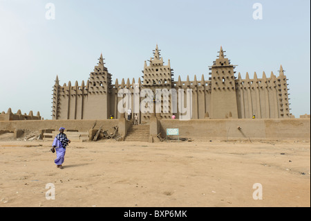 I lavoratori della 'Aga Khan trust per la cultura " riparazione l'intonaco della grande moschea di Djenné, Mali Foto Stock