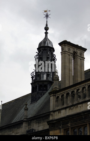 Oro banderuola su una guglia con piombo tower con vecchio inglese guidato di Windows. Università di Oxford in Inghilterra Foto Stock