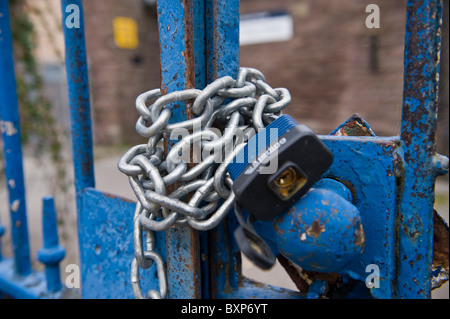 I cancelli della scuola. Bloccato i cancelli di Llanfoist Scuola Primaria chiusi e fissati nei pressi di Abergavenny Monmouthshire South East Wales UK Foto Stock