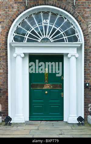 Architettura georgiana porta anteriore e porta in Merrion Square, il centro della città di Dublino, Irlanda Foto Stock