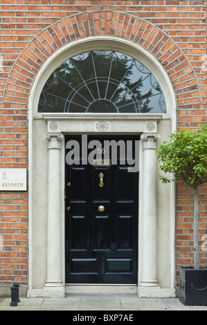 Architettura georgiana porta anteriore e porta in Merrion Square, il centro della città di Dublino, Irlanda Foto Stock