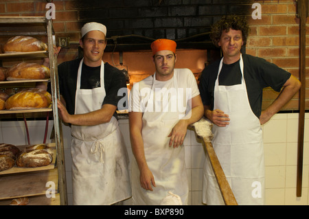 Pasta madre artigiani pasticceri della parte anteriore del loro Allan Scott progettato woodfired forno Foto Stock