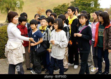 Studenti in gita alla tomba Daereungwon complessa, Gyeongju, Corea del Sud Foto Stock