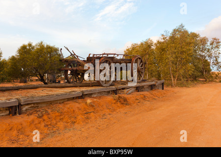 Un vecchio carro sulle rovine del William Creek raccordo ferroviario sulla Old Ghan Railway in Sud Australia outback Foto Stock