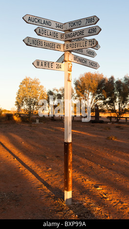 Segno di destinazione di sunrise, William Creek, Oodnadatta Track, Sud Australia Foto Stock