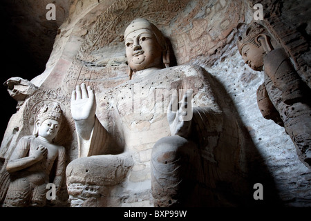 Grotta numero 4, Yungang Grotto, Cloud Ridge Grotta, buddista sculture in pietra, Northern Wei periodo, di Datong, Cina - mani mostrano nessuna paura Foto Stock