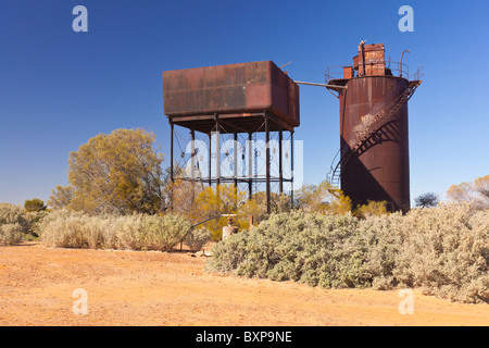 Kennecott addolcitore di acqua e serbatoio acqua a Beresford molle sull'Oodnadatta Track in Sud Australia outback Foto Stock